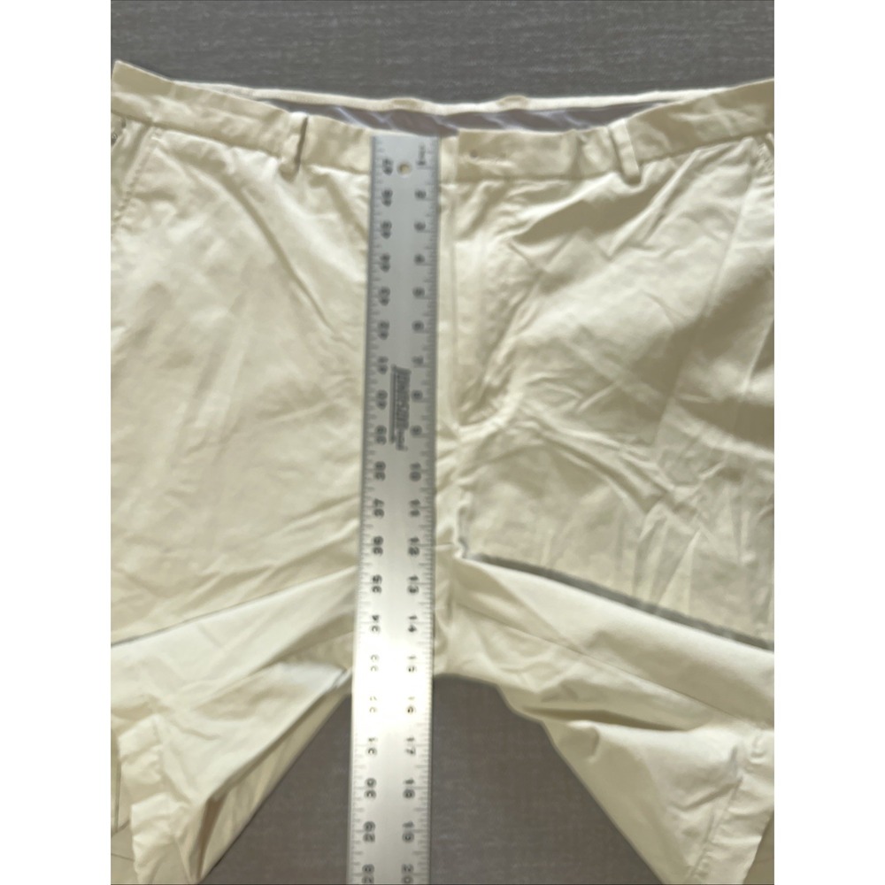 Vineyard Vines OTG Light Beige Performance Shorts Elastic Waist Size 40 - Picture 3 of 7